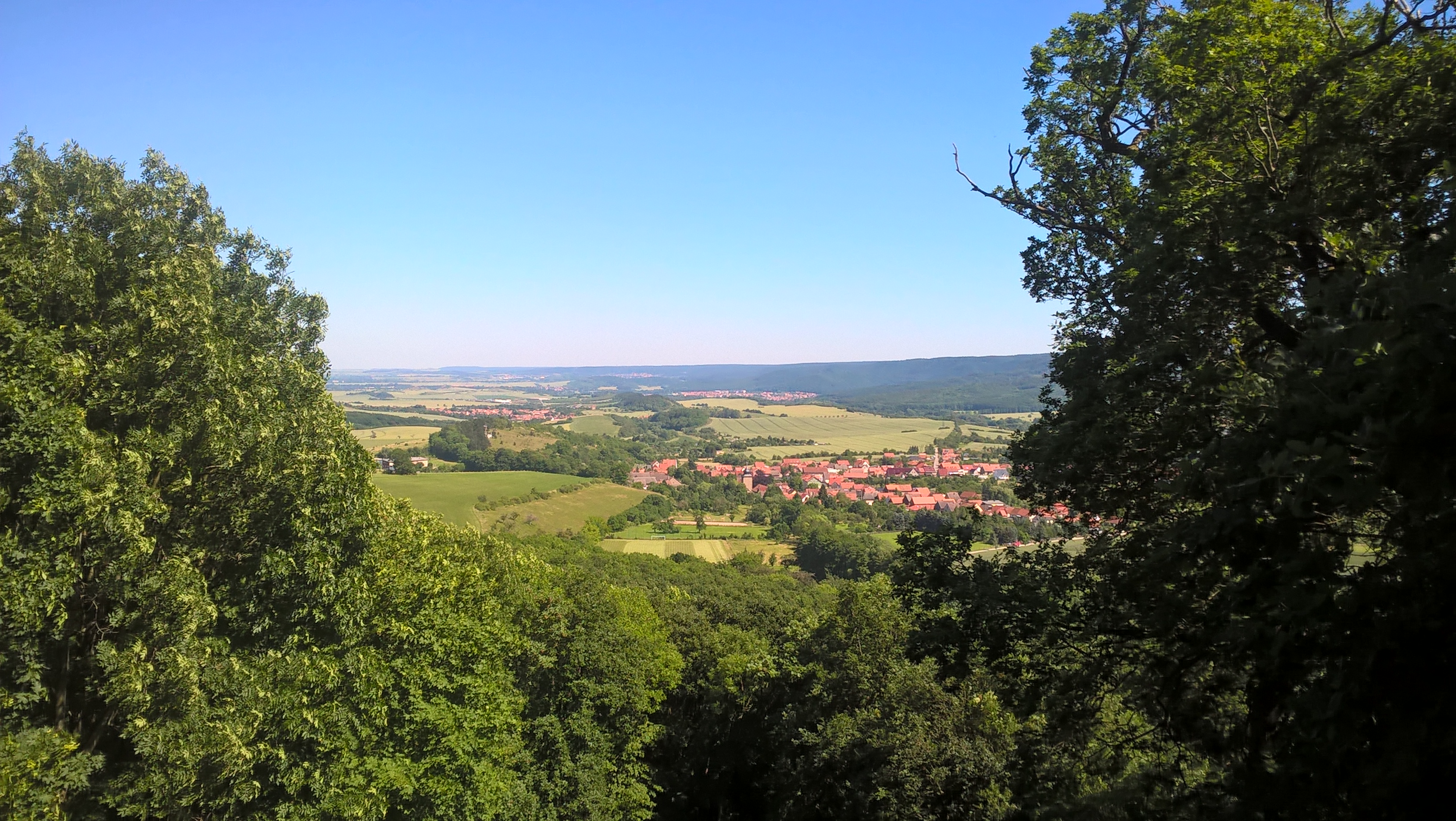 Panorama Blick über grünes Tal und Dorflandschaft