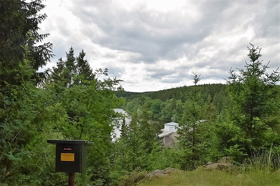 Uitzicht op Waldsee met stuwdamwand