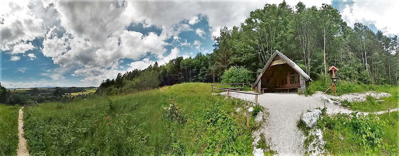 Sentier de randonnée avec refuge dans la verdure