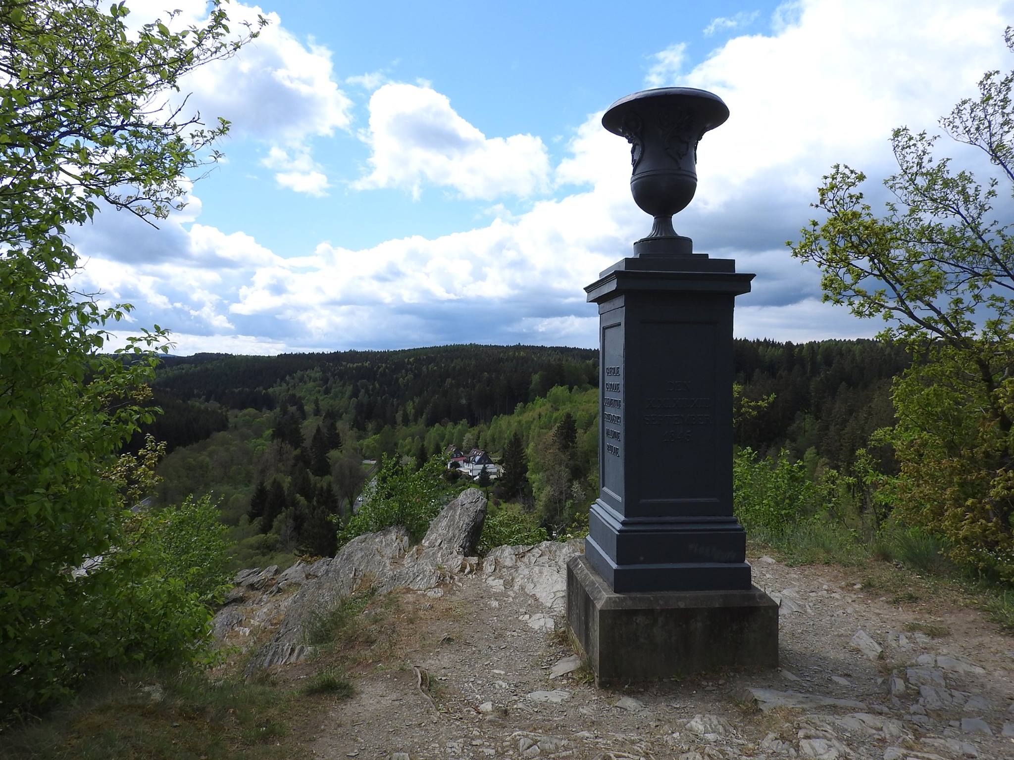 Lieu de rencontre avec vue sur le paysage verdoyant du Waldgebiet