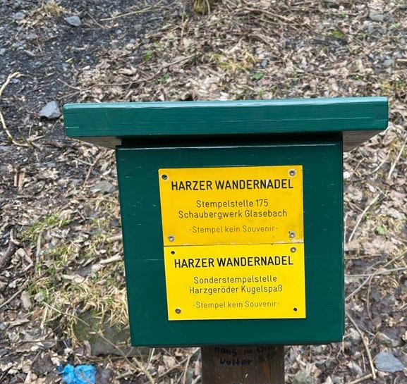 Stempelstelle Harzer Wandernadel im Wald