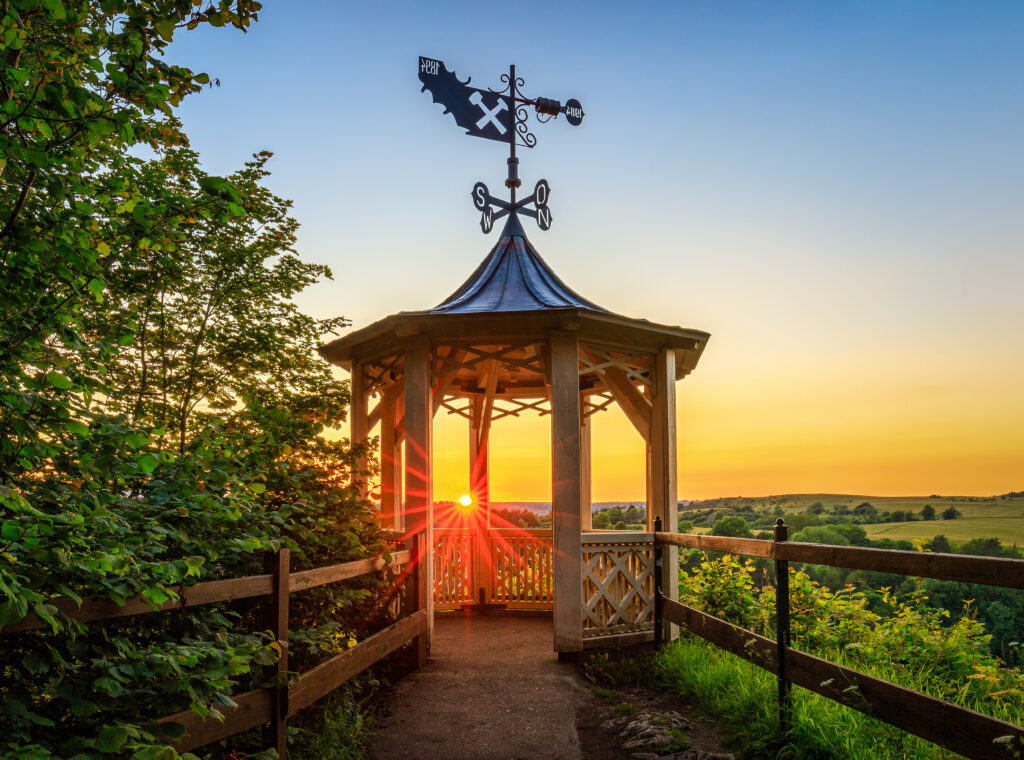 Kapelle auf Berg bei Sonnenuntergang